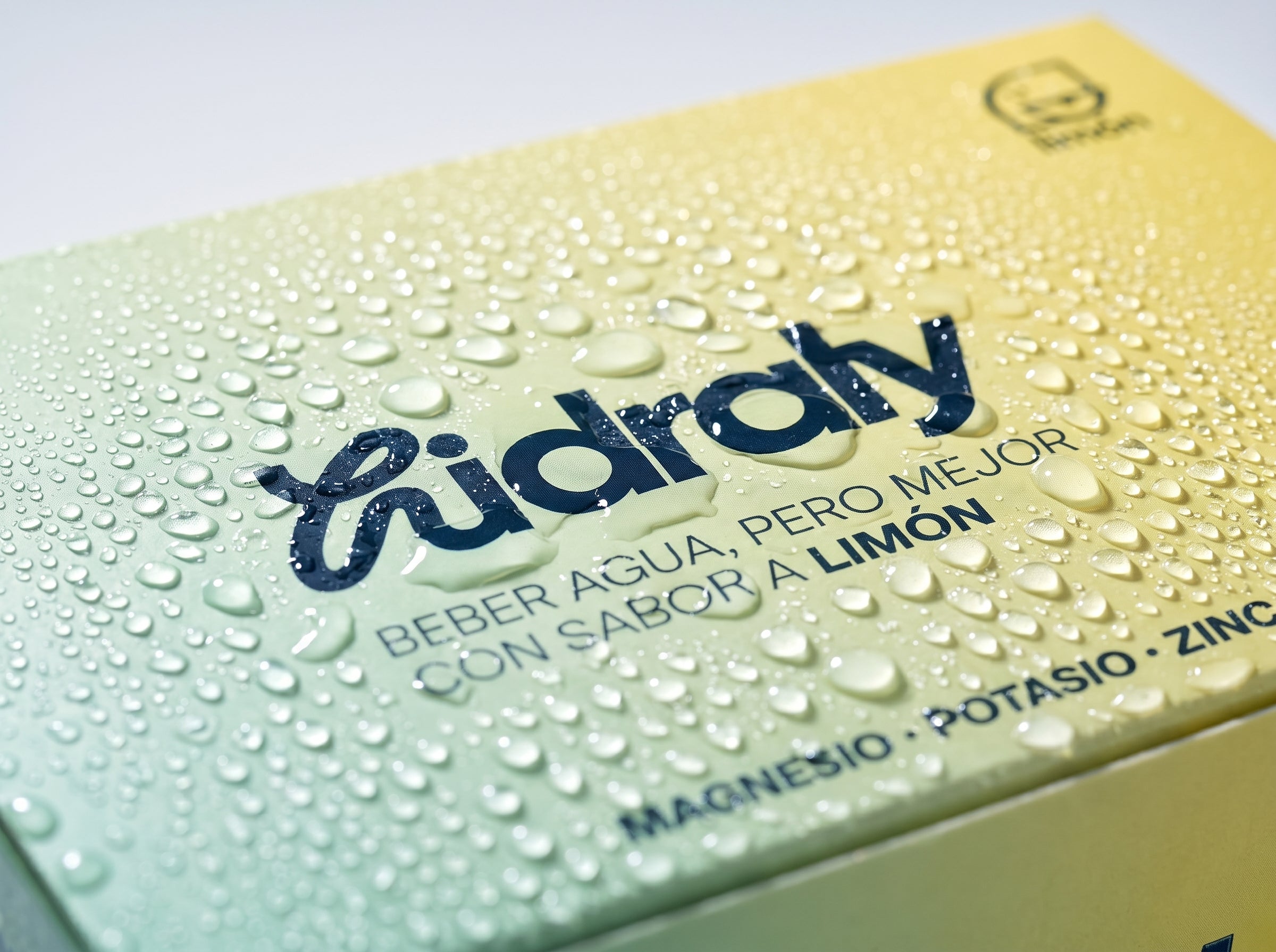 Foto macro de caja de hidraly limón con gotas de agua condensadas encima