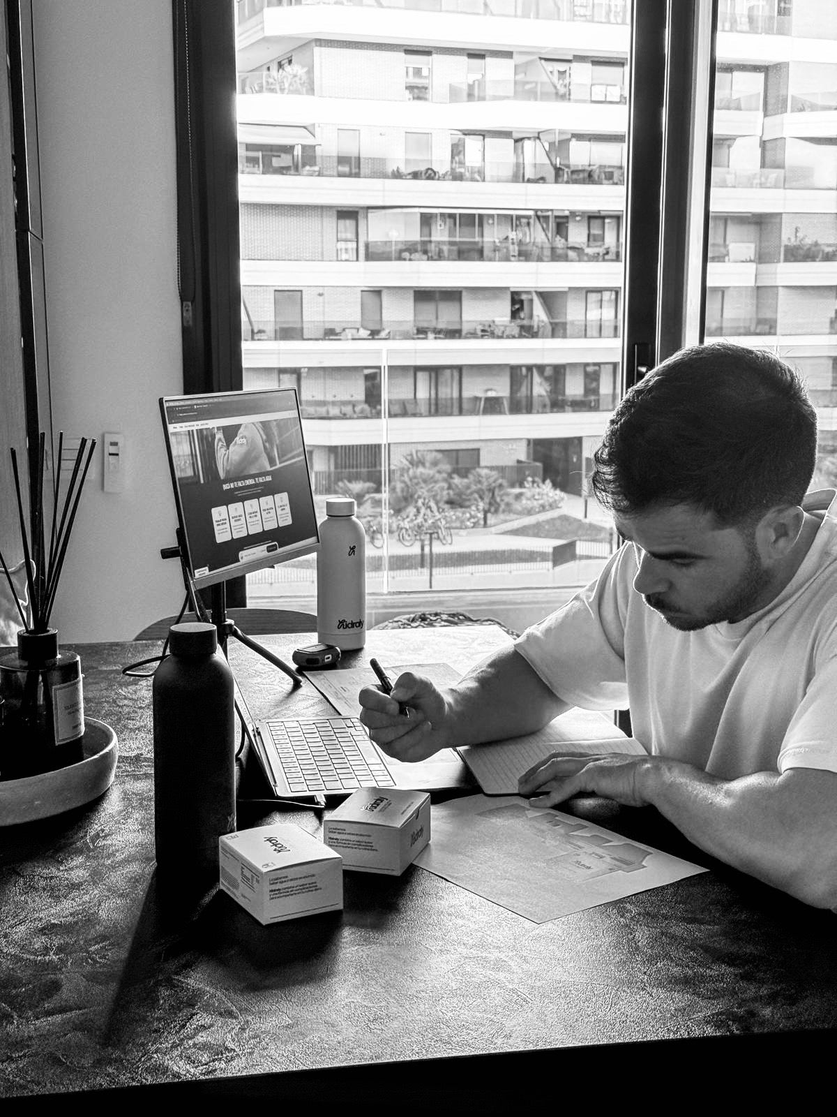 Founder de hidraly trabajando en el diseño de la marca